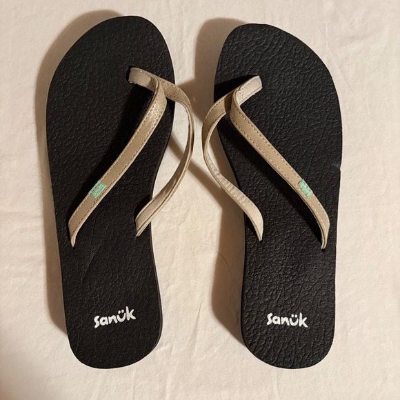 Sanuk Womens Yoga Sling 2 Thong Flip Flops Sandals Black & Gold Size 9 NEW - Picture 1 of 5
